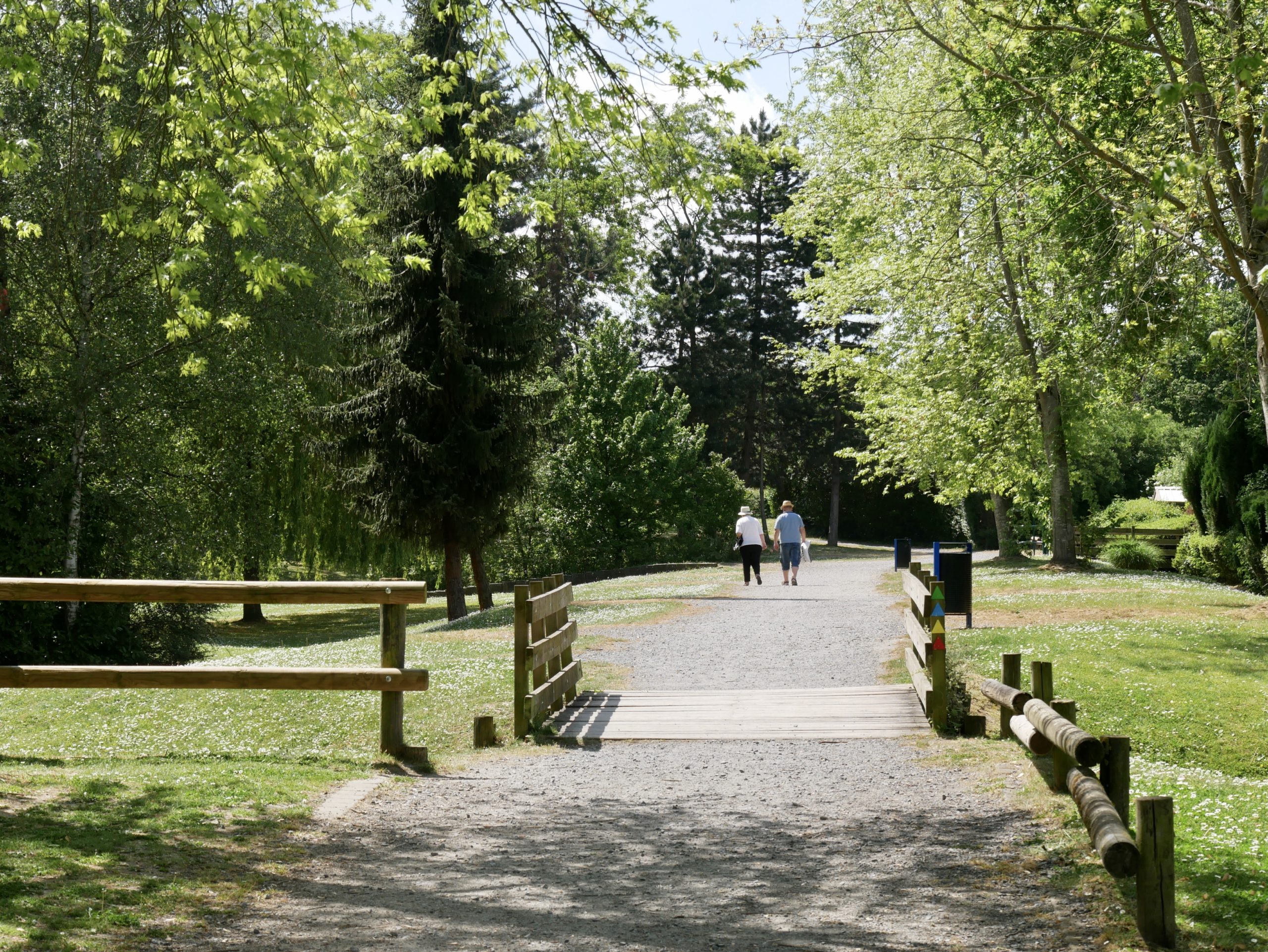 Deux personnes se baladant sur un des chemins bordés d'arbres du parc Roleur.
