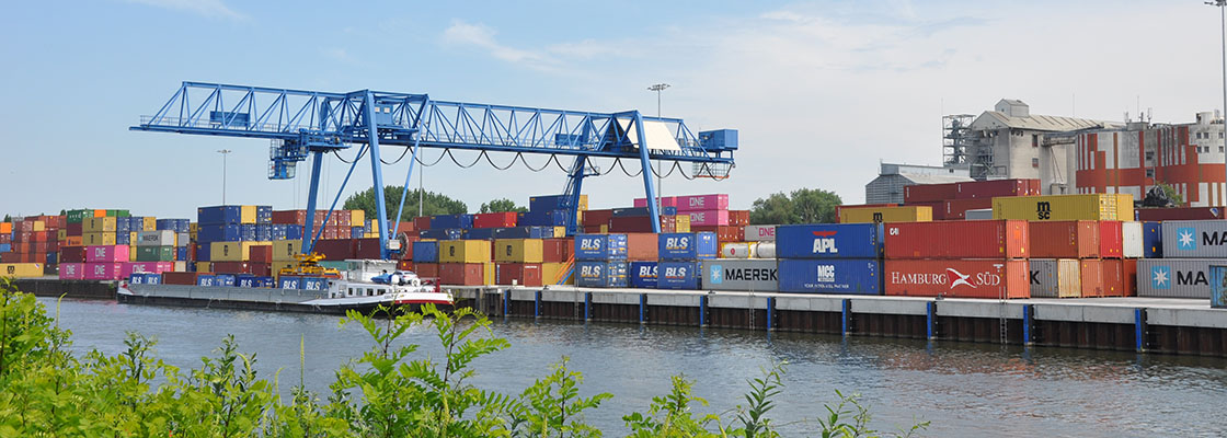 Une vue du port fluvial où s'étendent différents containers colorés.